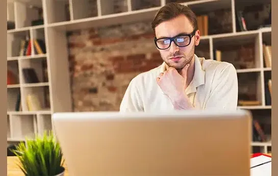 بهترین عینک کامپیوتر + راهنمای جامع و کاربردی