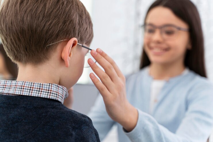 آموزش نحوه استفاده از عینک در کودکان