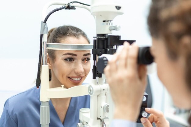 عوارض عمل لیزیک چشم